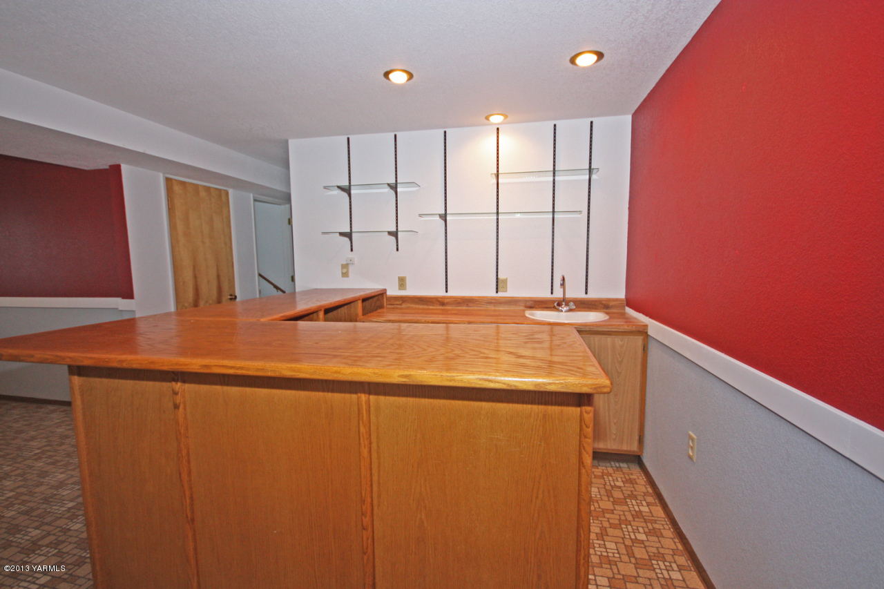 7303 Bittner Road Yakima, WA 98901 - Photo 34 of 38 a room with a bed and a window