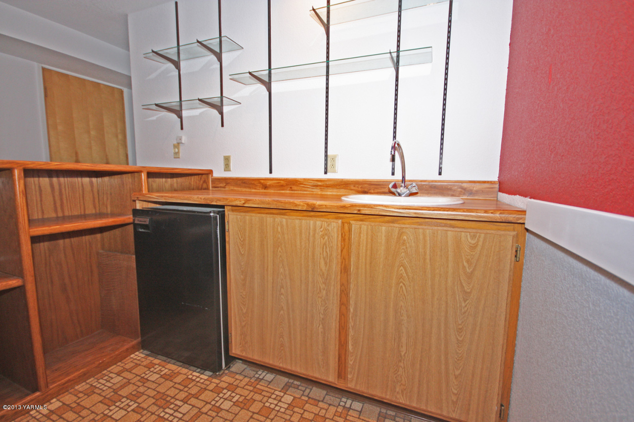 7303 Bittner Road Yakima, WA 98901 - Photo 35 of 38 a bathroom with a sink and a mirror