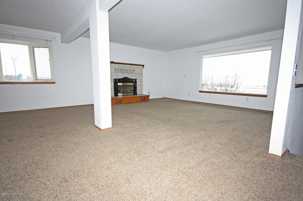 7303 Bittner Road Yakima, WA 98901 - Photo 10 of 38 an empty room with windows