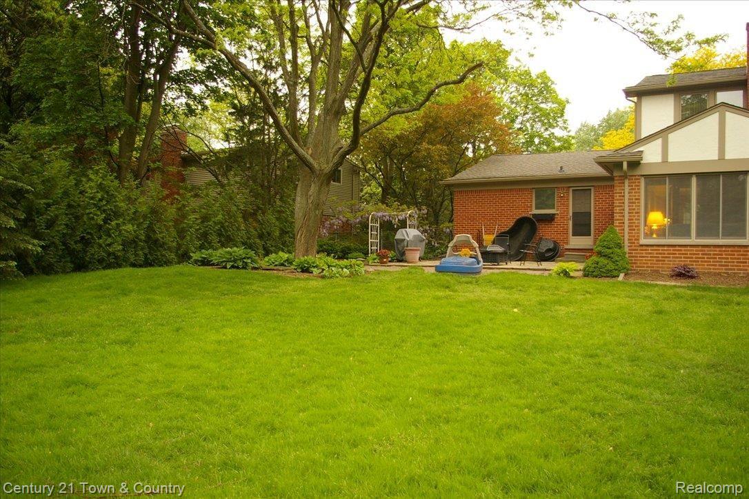 2945 Rambling Way Bloomfield Hills, MI 48302 - Photo 21 of 23 RW1 PATIO 1