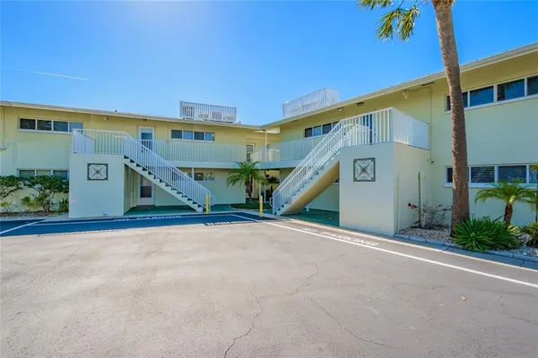 $1,700 | 2566 Gary Circle, Unit 3, Dunedin, FL 34698