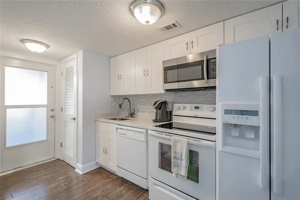 $1,700 | 2566 Gary Circle, Unit 3, Dunedin, FL 34698