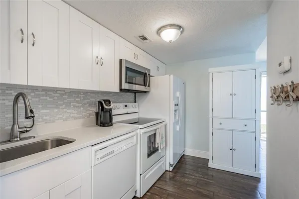 $1,700 | 2566 Gary Circle, Unit 3, Dunedin, FL 34698