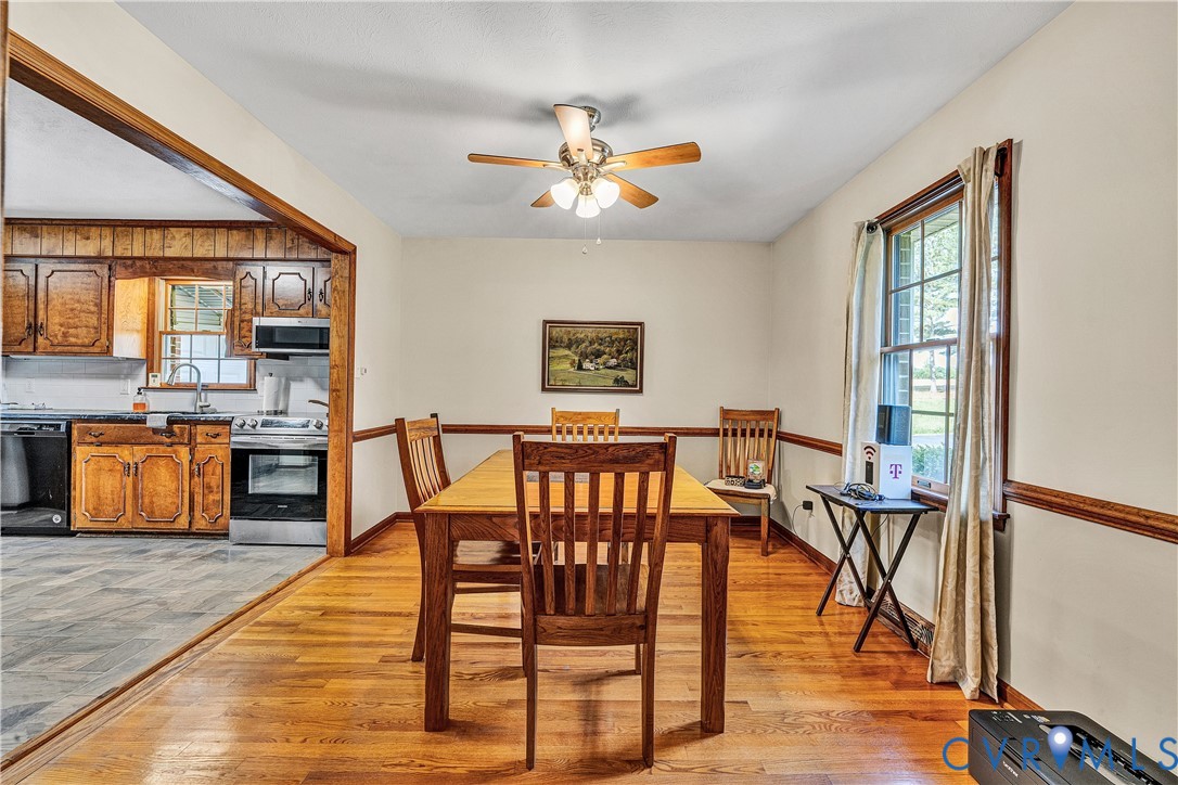 258 Willow Oak Road Appomattox, VA 24522 - Photo 8 of 50 Hardwood flooring, crown molding, a ceiling fan wi