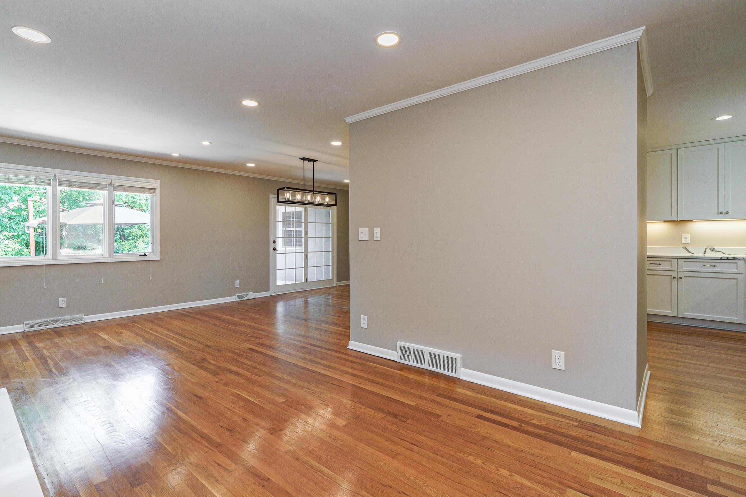 1780 Riverhill Road Columbus, OH 43221 - Photo 5 of 35 Living Room