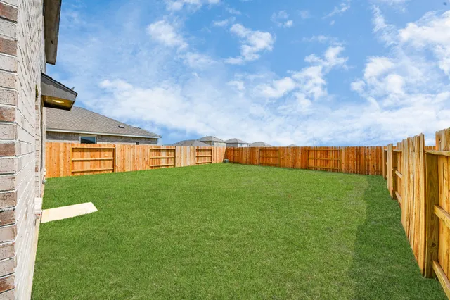 a view of a house with backyard