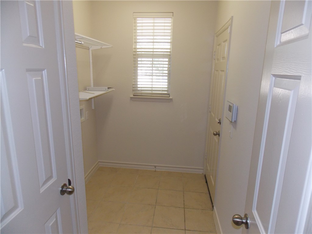 20961 Mandrake Drive Pflugerville, TX 78660 - Photo 4 of 34 a bathroom with a bathtub