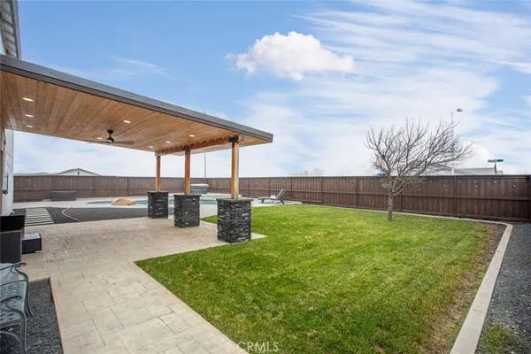 a view of a backyard