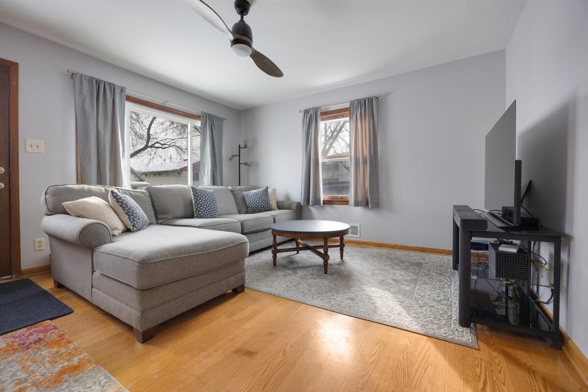 419 South 89th Street Milwaukee, WI 53214 - Photo 3 of 18 Cozy Living Room