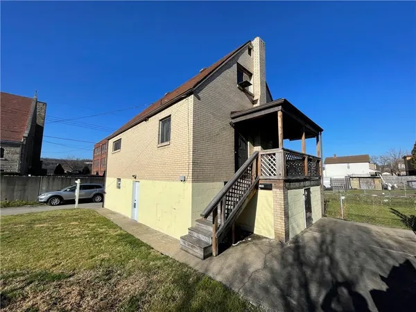 a view of a house with a yard