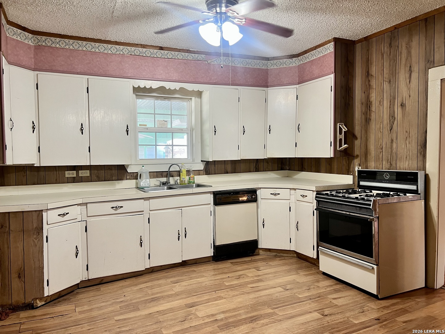 413 4th Street Poteet, TX 78065 - Photo 4 of 24