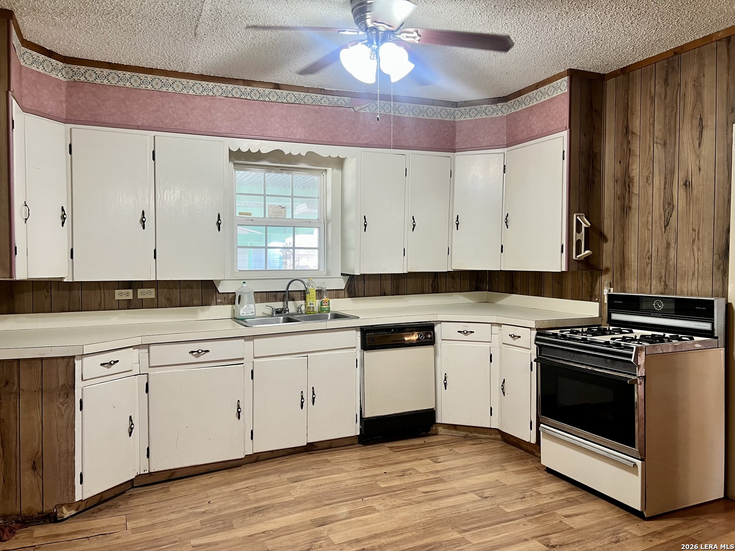 413 4th Street Poteet, TX 78065 - Photo 5 of 24