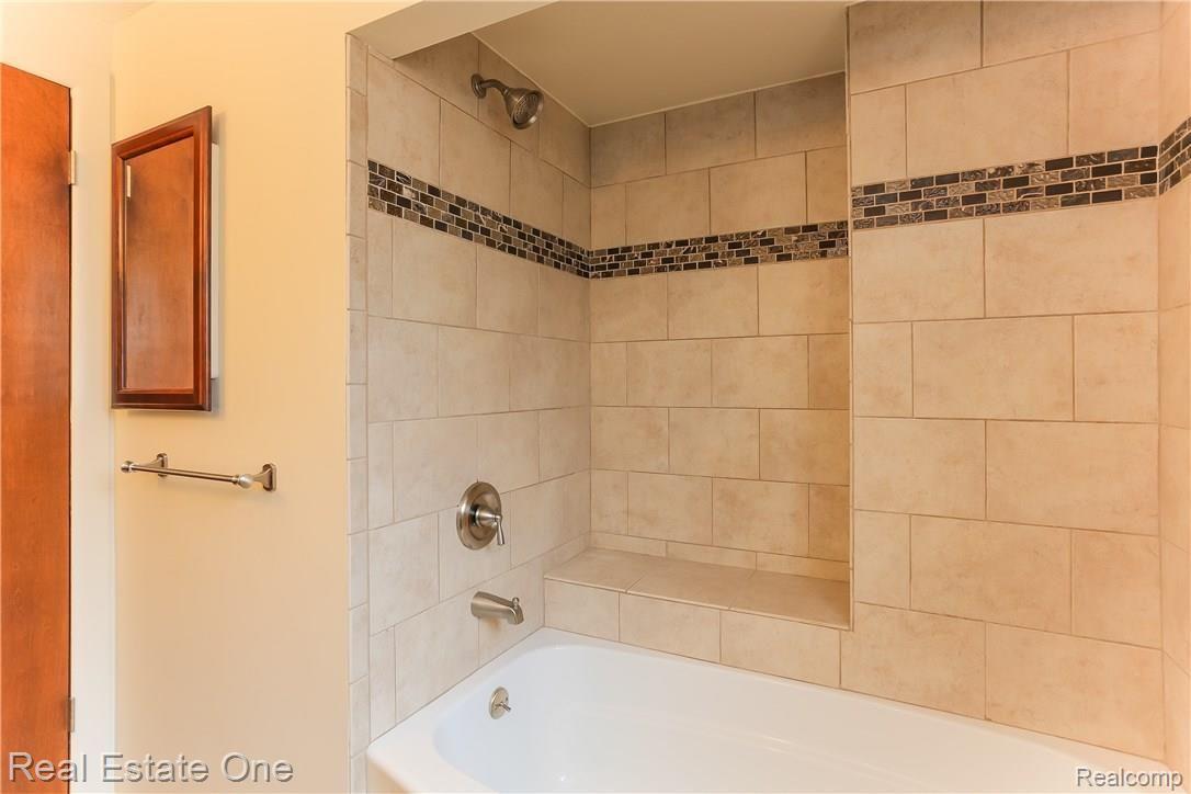 3125 Wakefield Road Berkley, MI 48072 - Photo 30 of 38 031-Bathroom-3895217-large.jpg