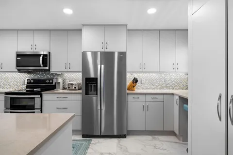 $615,000 | 511 Bayshore Drive, Unit 910, Fort Lauderdale, FL 33304