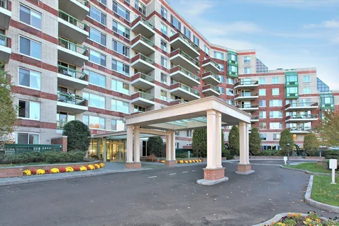 $999,000 | 100 Hilton Avenue, Unit M3, Garden City, NY 11530