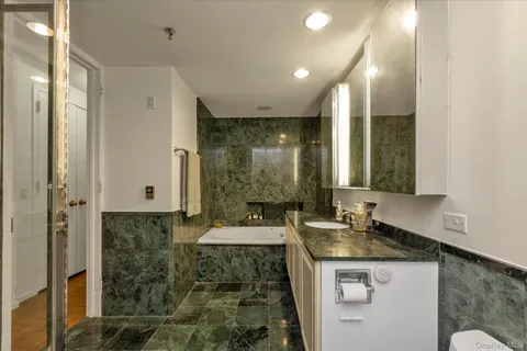 $999,000 | 100 Hilton Avenue, Unit M3, Garden City, NY 11530