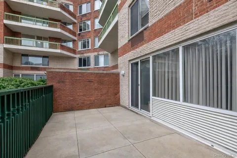 $999,000 | 100 Hilton Avenue, Unit M3, Garden City, NY 11530