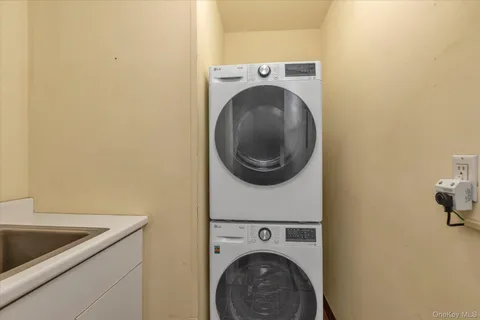 $999,000 | 100 Hilton Avenue, Unit M3, Garden City, NY 11530