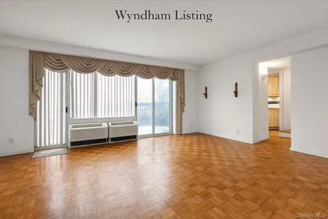 $999,000 | 100 Hilton Avenue, Unit M3, Garden City, NY 11530