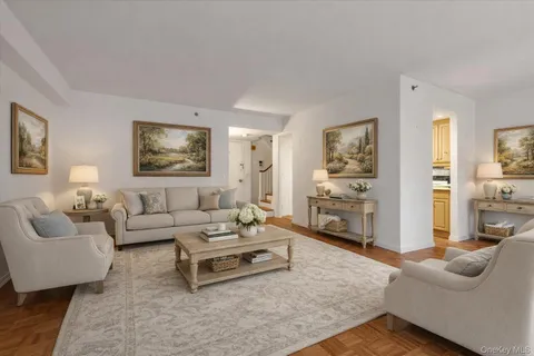 $999,000 | 100 Hilton Avenue, Unit M3, Garden City, NY 11530