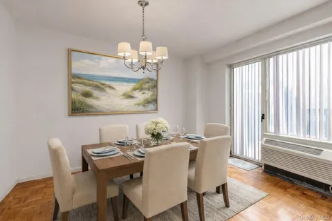 $999,000 | 100 Hilton Avenue, Unit M3, Garden City, NY 11530