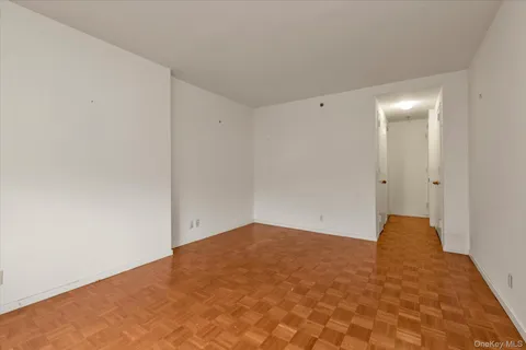 $999,000 | 100 Hilton Avenue, Unit M3, Garden City, NY 11530