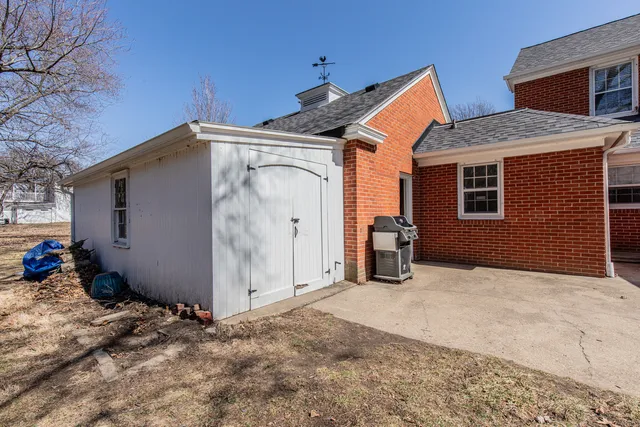 a view of a house with backyard