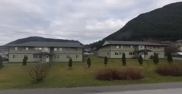 a view of a house with backyard