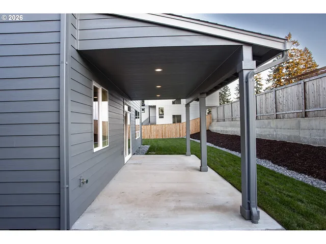 a view of a backyard