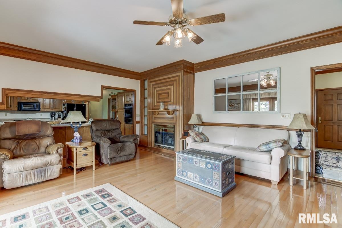 2724 Hilltop Road Springfield, IL 62712 - Photo 6 of 50