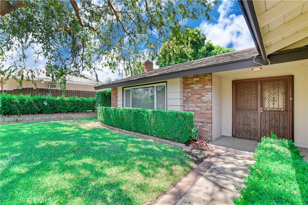 687 Locust Street Corona, CA 92879 - Photo 4 of 45