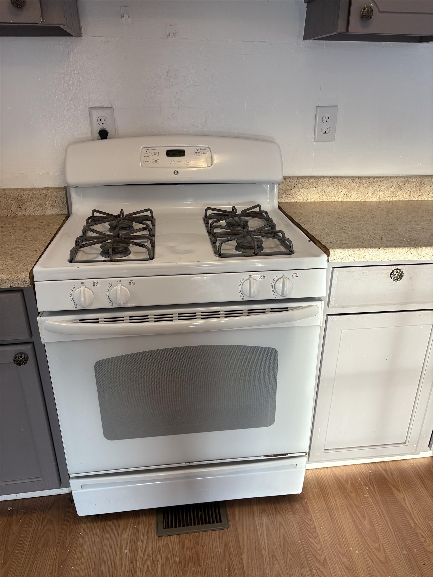 532 Centennial Road Grand Junction, CO 81504 - Photo 3 of 18 a close view of stove top oven