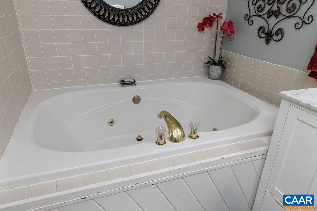 1707 High Ridge Wintergreen, VA 22967 - Photo 21 of 27 a bath tub sitting next to a white sink