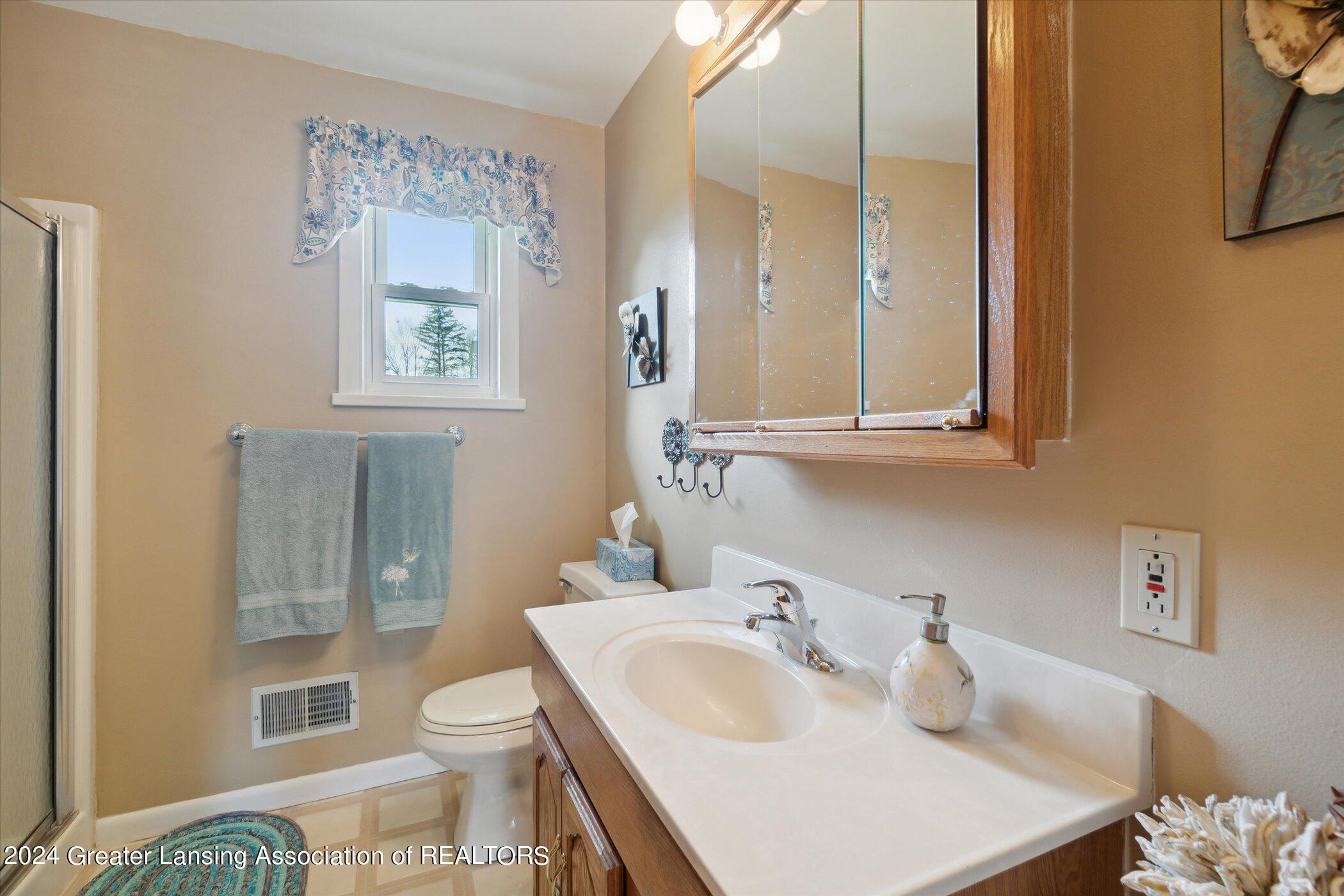 1378 Sunny Road Lansing, MI 48906 - Photo 20 of 38 Full Bathroom 2