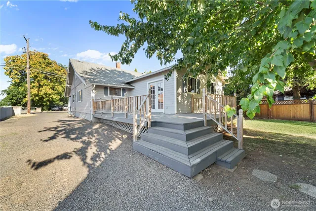 $329,900 | 220 South Roosevelt Street, Walla Walla, WA 99362