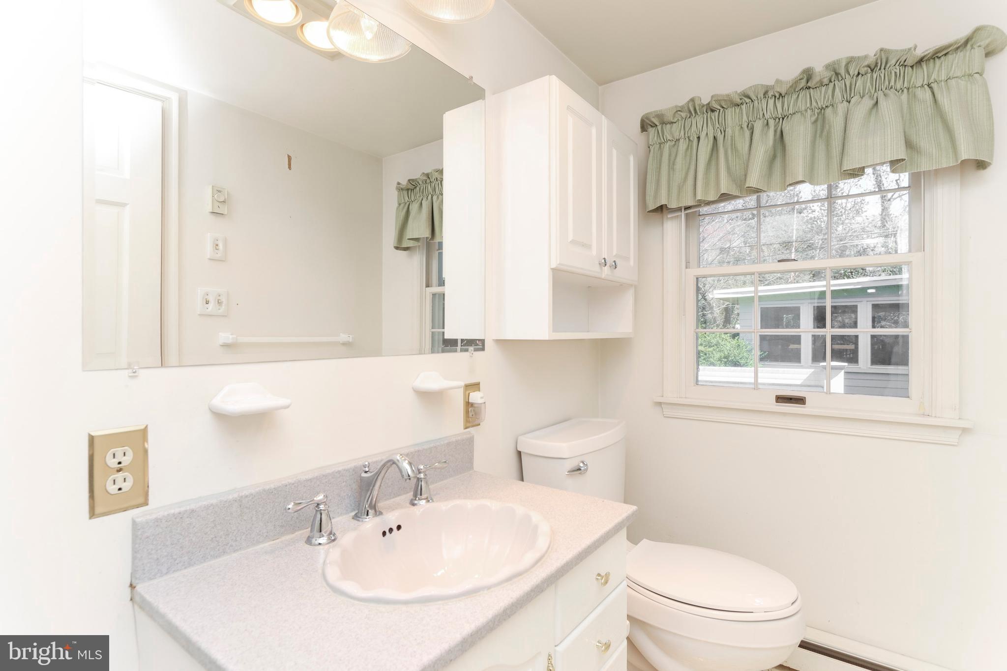 318 Worthington Road Towson, MD 21286 - Photo 16 of 40 Main Level Full Bath