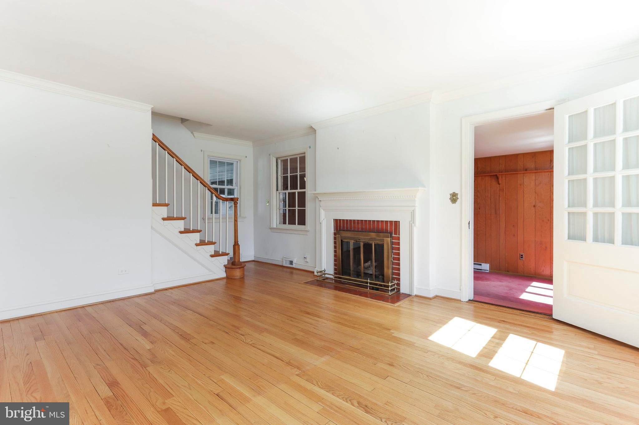 318 Worthington Road Towson, MD 21286 - Photo 4 of 40 Living Room