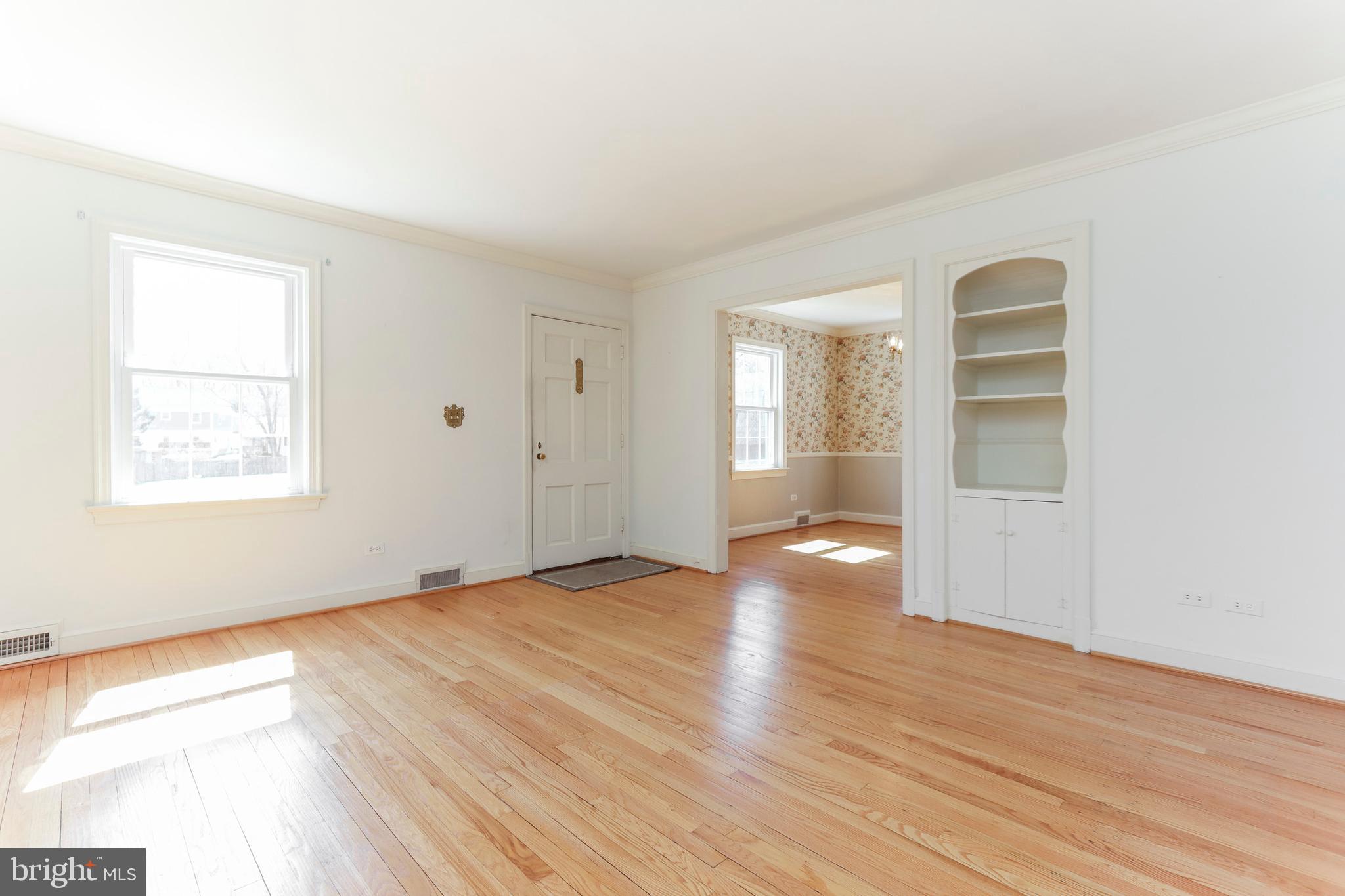 318 Worthington Road Towson, MD 21286 - Photo 6 of 40 Living Room