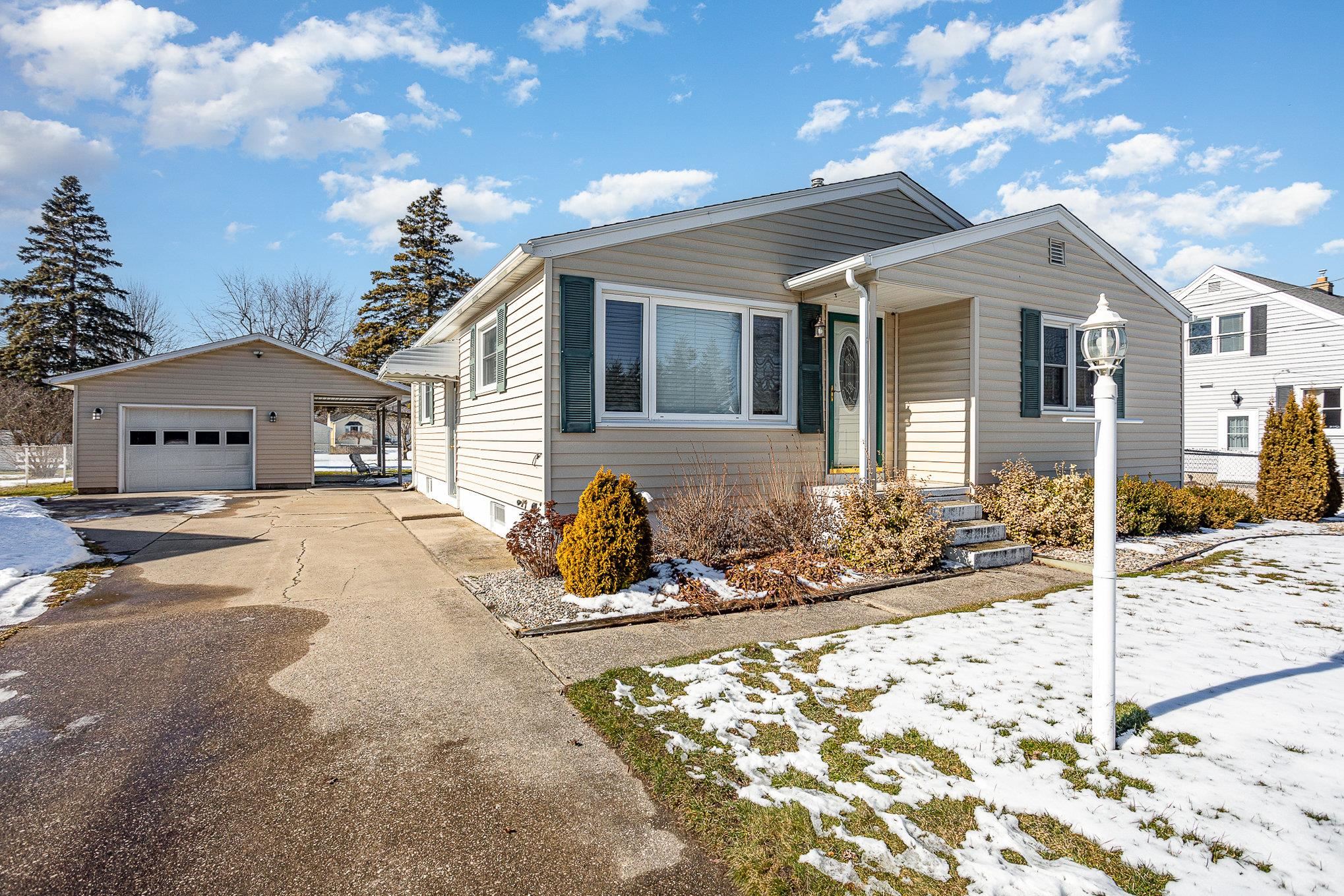 82 South Trumbull Road Bay City, MI 48708 - Photo 1 of 29 50134067-a36bcdc5-d9ab-4189-b4a3-4f577660a6bf.JPG