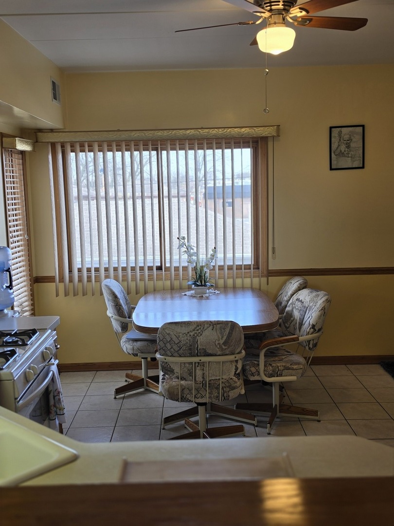 7902 Nagle Avenue, Unit 2S Burbank, IL 60459 - Photo 5 of 24 a living room with furniture and a window