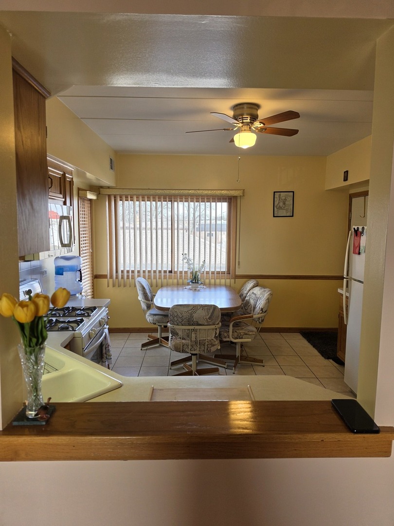 7902 Nagle Avenue, Unit 2S Burbank, IL 60459 - Photo 6 of 24 a view of a dining room with furniture