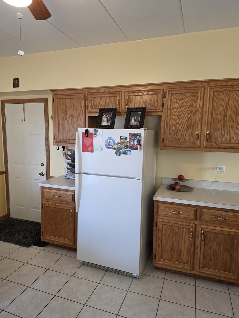 7902 Nagle Avenue, Unit 2S Burbank, IL 60459 - Photo 10 of 24 a utility room with dryer and washer