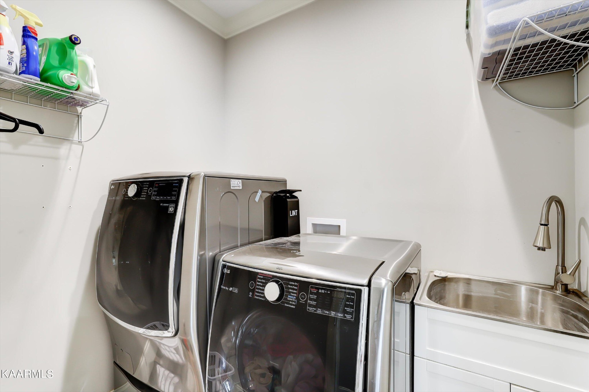 6043 Pembridge Road Knoxville, TN 37912 - Photo 19 of 49 a utility room with dryer and washer