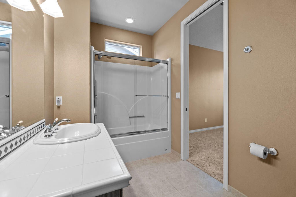 61957 Fall Creek Loop Bend, OR 97702 - Photo 23 of 42 Hall bath adjoining guest room