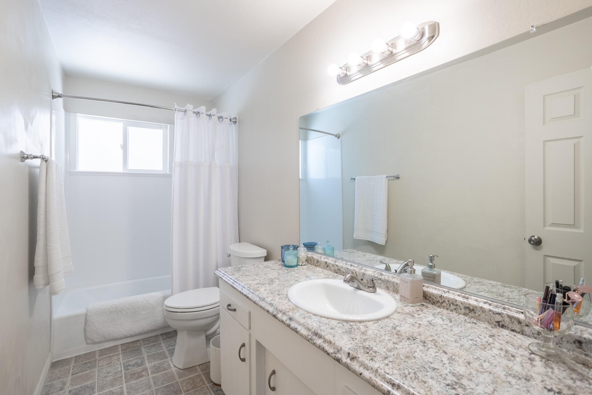 9380 Placer Road Redding, CA 96001 - Photo 14 of 20 Guest Bathroom
