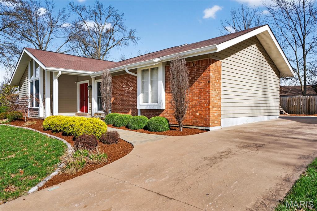 15424 Country Ridge Drive Chesterfield, MO 63017 - Photo 3 of 35