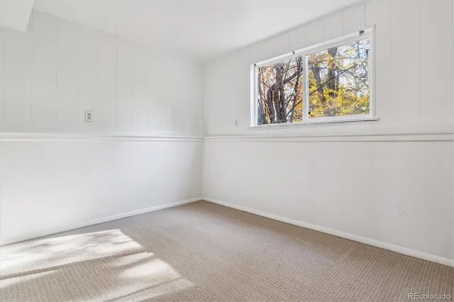 a view of empty room with window