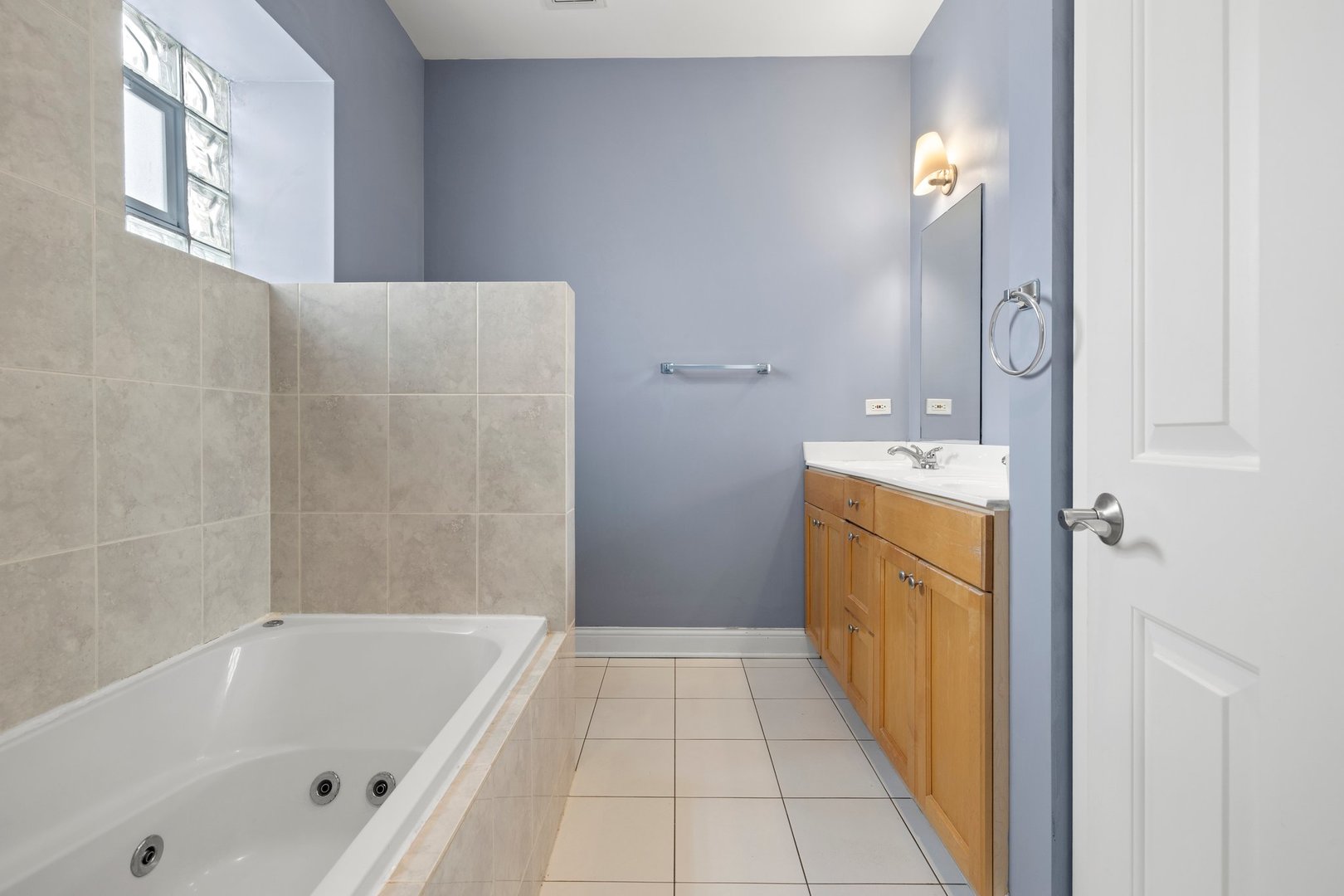 1122 North Oakley Boulevard, Unit C Chicago, IL 60622 - Photo 17 of 23 a bathroom with a tub sink and mirror