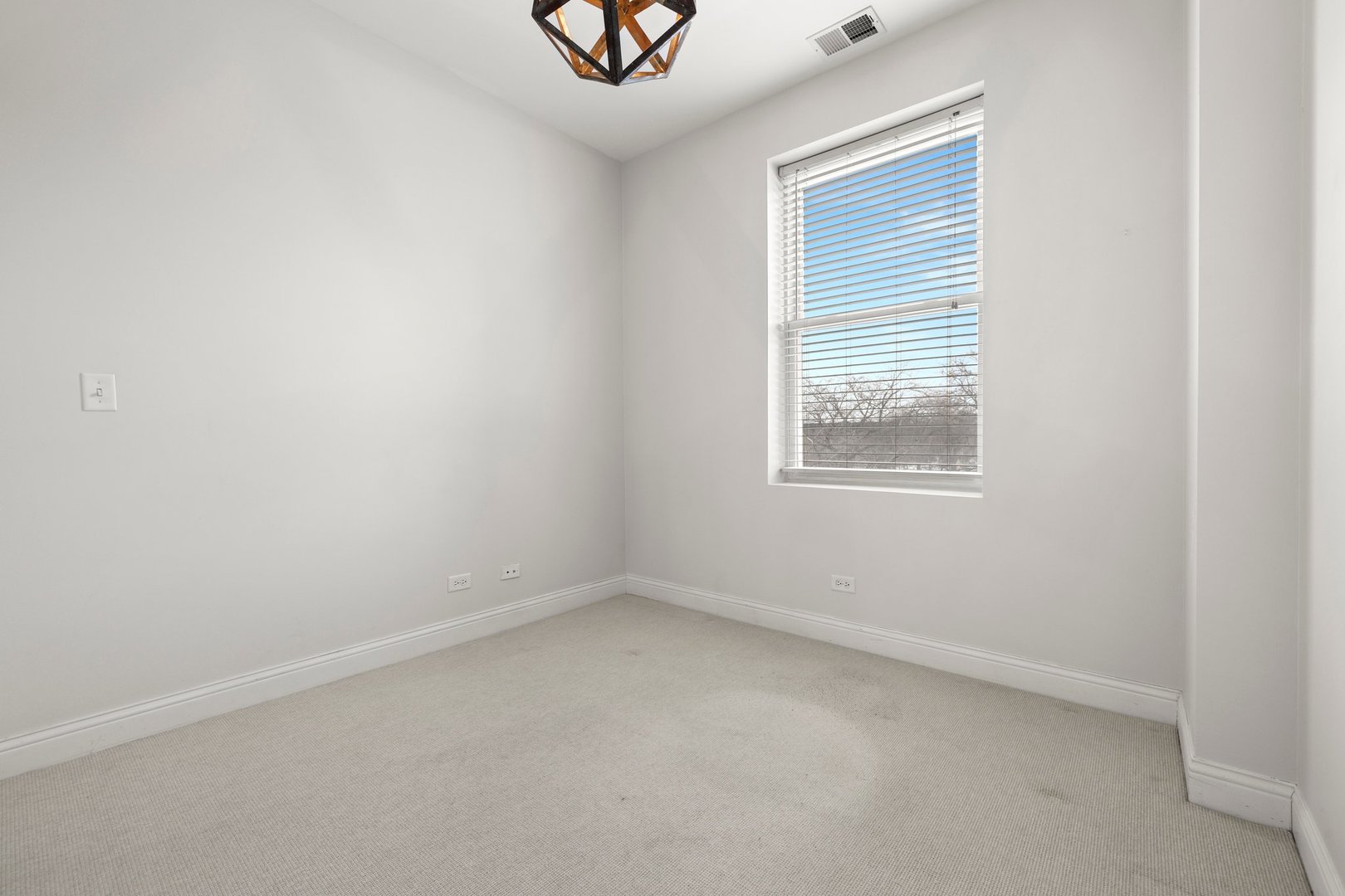 1122 North Oakley Boulevard, Unit C Chicago, IL 60622 - Photo 18 of 23 an empty room with a window