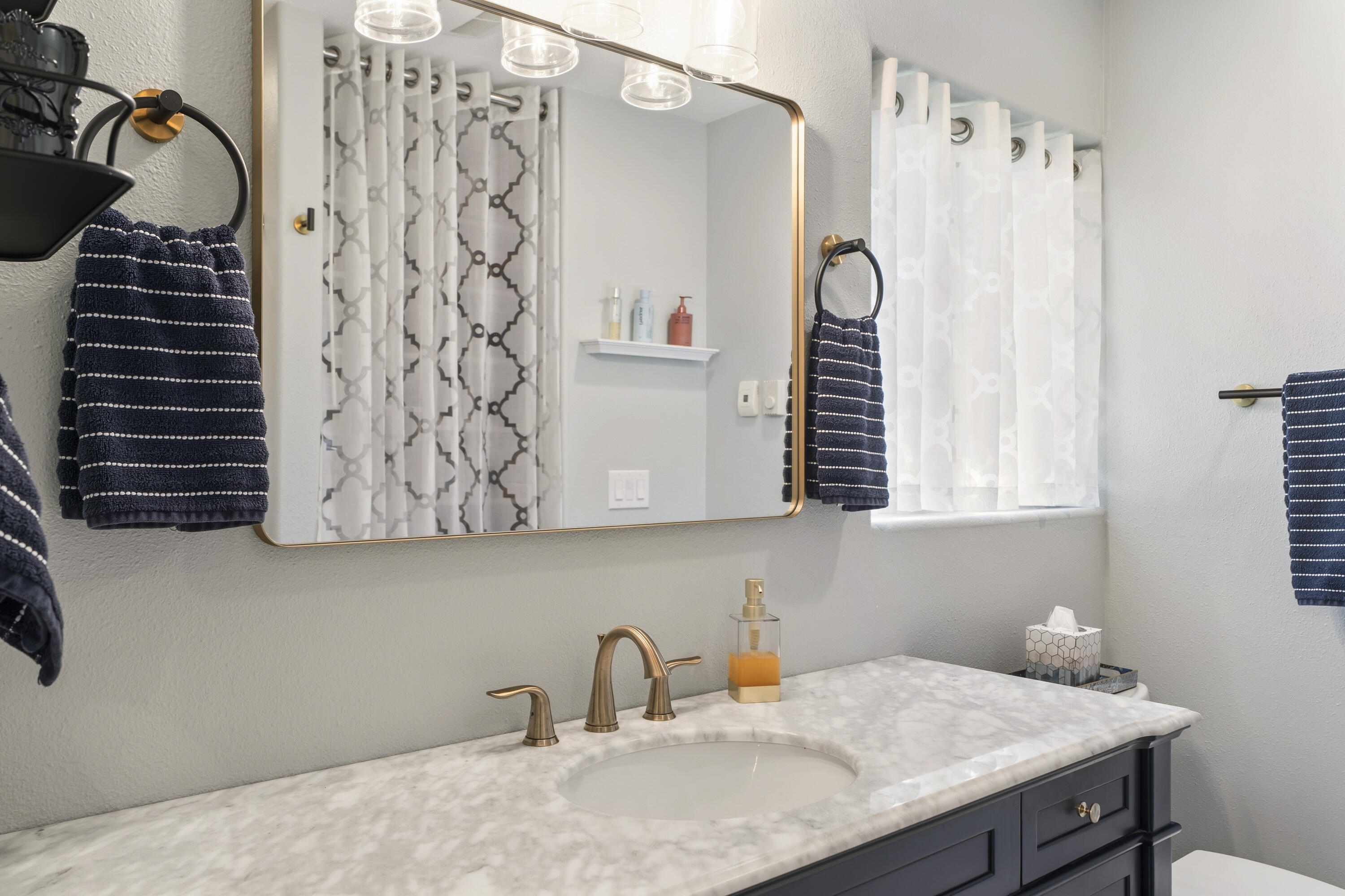 2001 Condor Court Redmond, OR 97756 - Photo 26 of 39 Primary ensuite